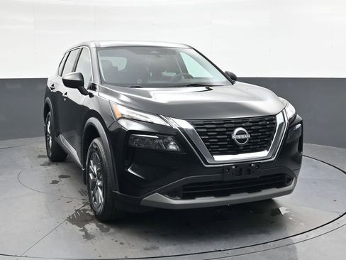 Used 2023 Nissan Rogue S image 2