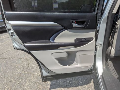 Used 2018 Toyota Highlander XLE AWD/4WD image 39