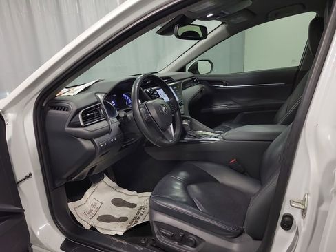 Used 2020 Toyota Camry XLE image 12