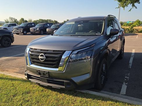 Used 2024 Nissan Pathfinder SV FWD image 1