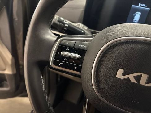 Used 2025 Kia Carnival FWD image 14