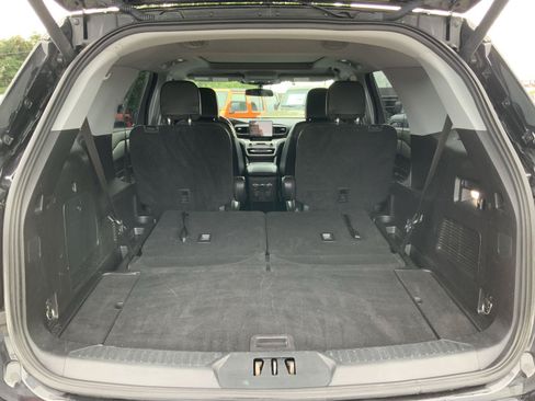 Used 2021 Ford Explorer XLT w/ Equipment Group 202A AWD/4WD image 12