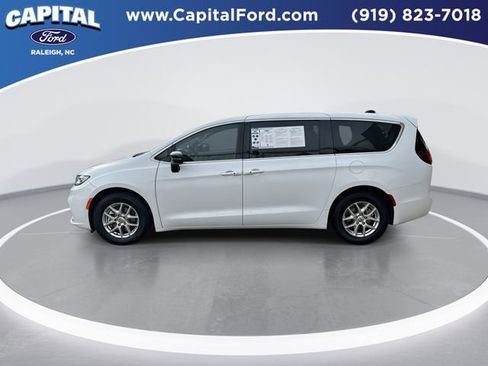 Used 2024 Chrysler Pacifica Touring-L image 5