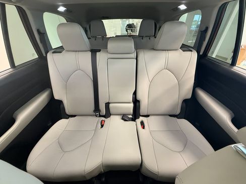 Used 2025 Toyota Grand Highlander AWD image 34