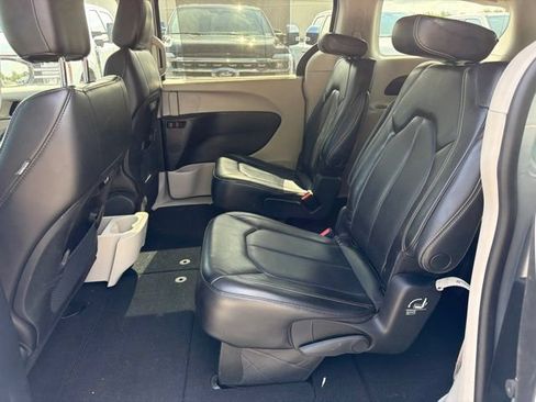 Used 2023 Chrysler Pacifica Touring-L FWD image 17