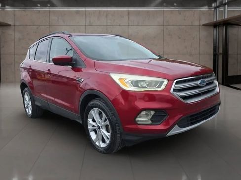 Used 2017 Ford Escape SE w/ Equipment Group 201A FWD image 3