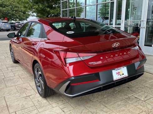 Used 2025 Hyundai Elantra SEL FWD image 5