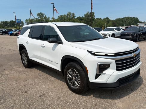 Used 2026 Chevrolet Traverse LT w/ Driver Confidence Package FWD image 3