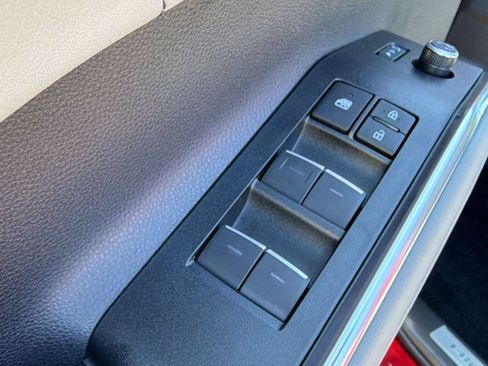 Used 2026 Toyota Highlander Limited AWD/4WD image 30