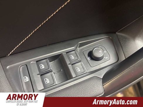 Used 2022 Volkswagen Tiguan SE image 8