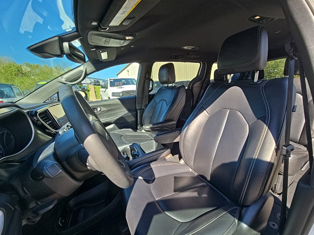 Used 2025 Chrysler Pacifica Select FWD image 19