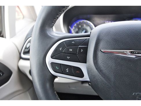 Used 2023 Chrysler Pacifica Touring-L FWD image 23