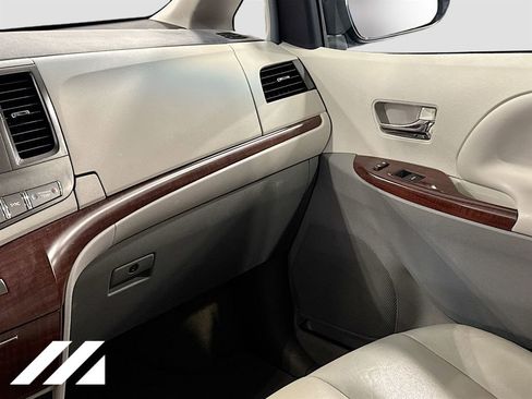 Used 2014 Toyota Sienna XLE w/ Entertainment Package image 25