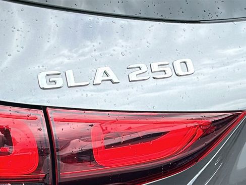 Used 2022 Mercedes-Benz GLA 250 4MATIC image 11