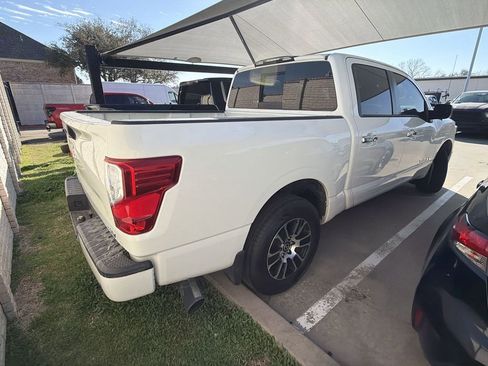 Used 2021 Nissan Titan SV image 3