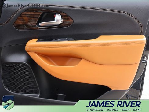 Used 2023 Chrysler Pacifica Pinnacle FWD image 8