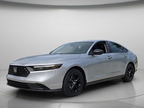 Used 2025 Honda Accord SE image 9