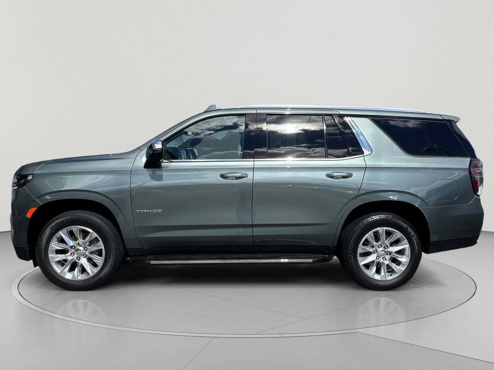 Used 2024 Chevrolet Tahoe Premier AWD/4WD image 2