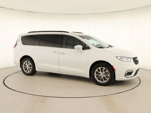 Used 2022 Chrysler Pacifica Touring-L w/ Uconnect Theater Family Group AWD/4WD image 9