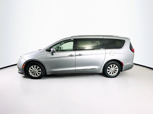 Used 2019 Chrysler Pacifica Touring-L FWD image 4