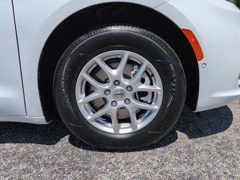 Used 2025 Chrysler Pacifica Select FWD image 9