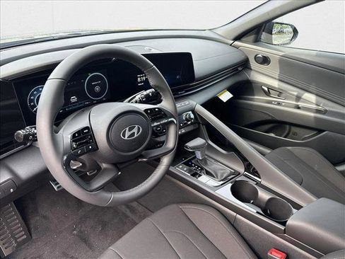 New 2025 Hyundai Elantra SEL image 3