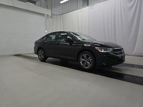 Used 2023 Volkswagen Jetta SE FWD image 3
