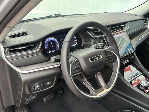Used 2024 Jeep Grand Cherokee Limited image 25