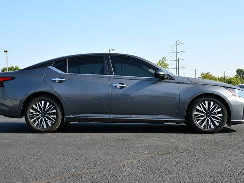 Used 2024 Nissan Altima 2.5 SV FWD image 8