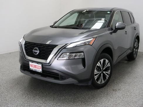 Used 2023 Nissan Rogue SV image 2