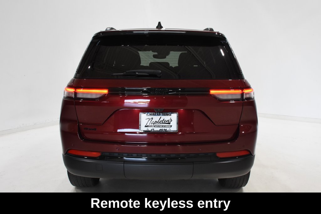 Used 2023 Jeep Grand Cherokee Altitude AWD/4WD image 7