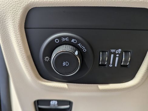 New 2025 Jeep Grand Cherokee Limited w/ Luxury Tech Group II image 15