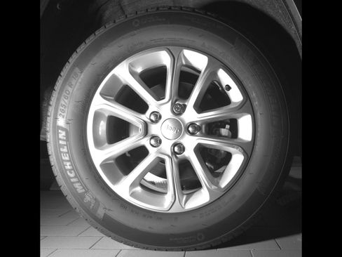 Used 2021 Jeep Grand Cherokee Laredo RWD image 25