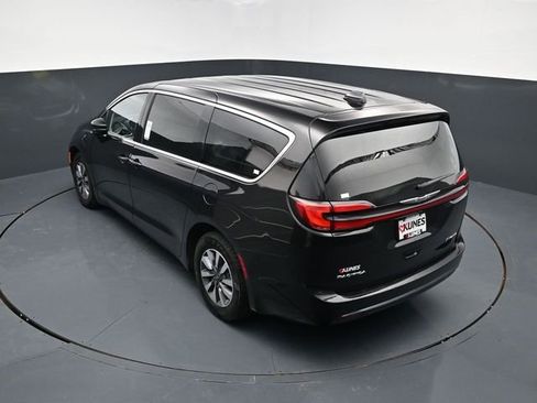 Used 2024 Chrysler Pacifica Limited FWD image 50
