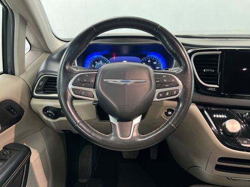Used 2021 Chrysler Pacifica Touring-L image 12