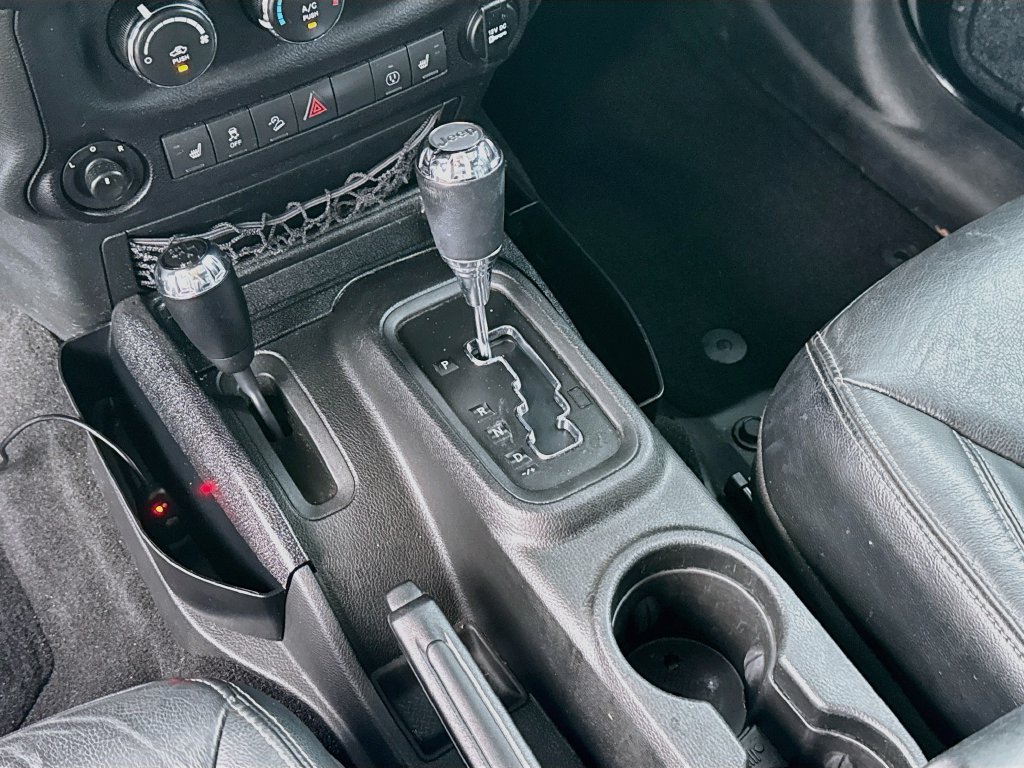 Used 2017 Jeep Wrangler Unlimited Sahara w/ Connectivity Group AWD/4WD image 14