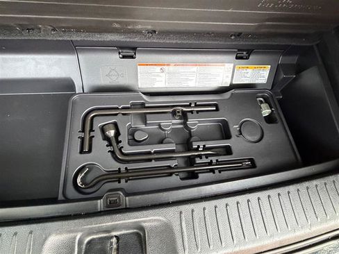 Used 2019 Toyota Highlander LE AWD/4WD image 20