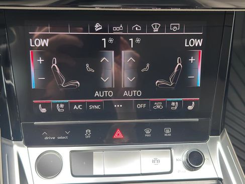 Used 2019 Audi e-tron Prestige w/ Prestige Package AWD/4WD image 34