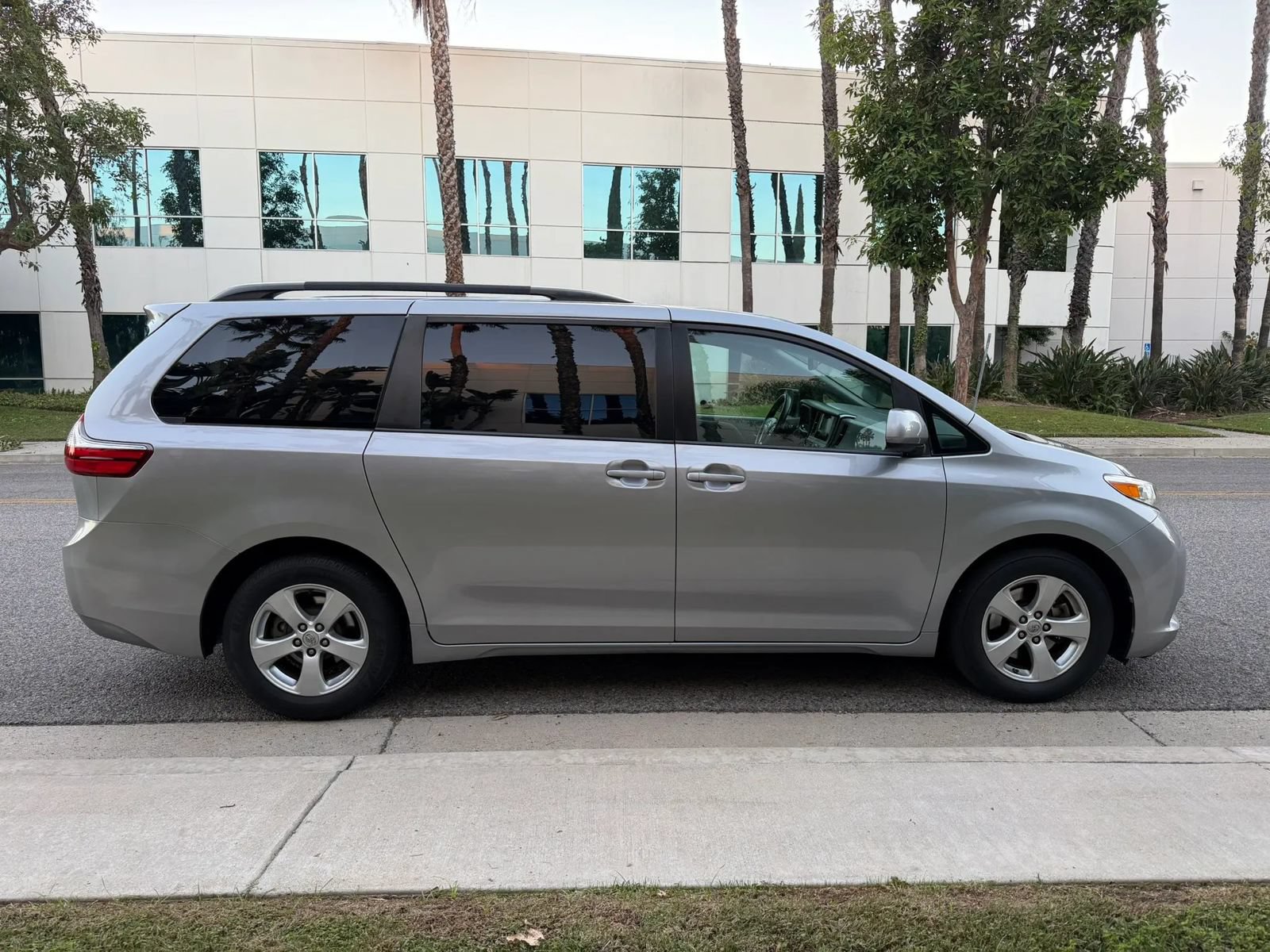 Used 2017 Toyota Sienna LE FWD image 4