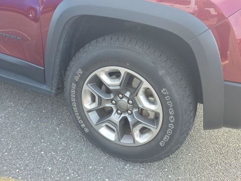 Used 2019 Jeep Cherokee Trailhawk w/ Comfort/Convenience Group AWD/4WD image 4