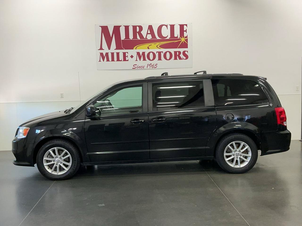 Used 2014 Dodge Grand Caravan SXT w/ Rear Park Assist Package FWD image 2