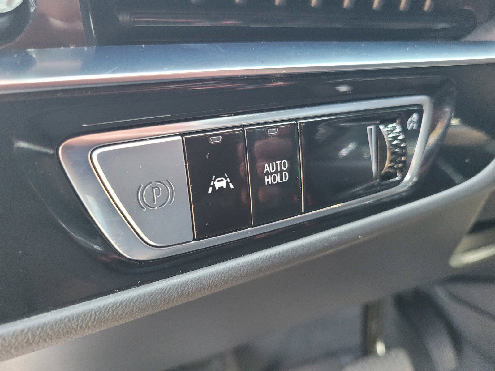 Certified 2025 Cadillac Lyriq Luxury w/ LPO, Floor Liner Package AWD/4WD image 15