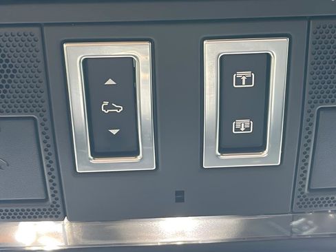 Used 2018 Jaguar F-PACE Premium image 40