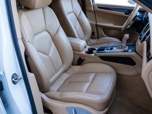 Used 2015 Porsche Macan S w/ Infotainment Package image 32