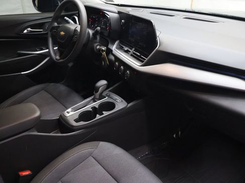 Used 2025 Chevrolet Trax LS w/ LS Convenience Package image 11