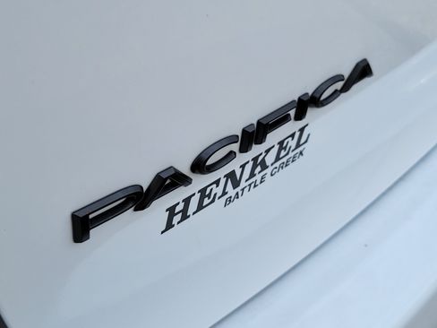 Used 2024 Chrysler Pacifica Touring-L w/ Uconnect Theater Family Group FWD image 22