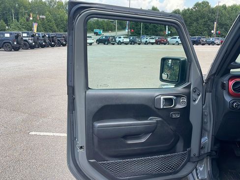 Used 2023 Jeep Gladiator Rubicon w/ Cold Weather Group AWD/4WD image 8