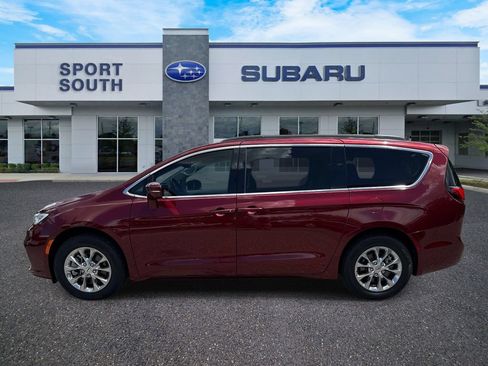 Used 2022 Chrysler Pacifica Touring-L w/ Uconnect Theater Family Group AWD/4WD image 6