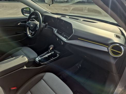 Used 2024 Chevrolet Trax LT w/ Sunroof Package FWD image 28