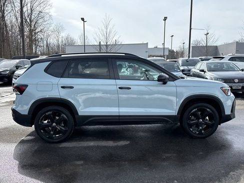 Certified 2025 Volkswagen Taos SE image 3